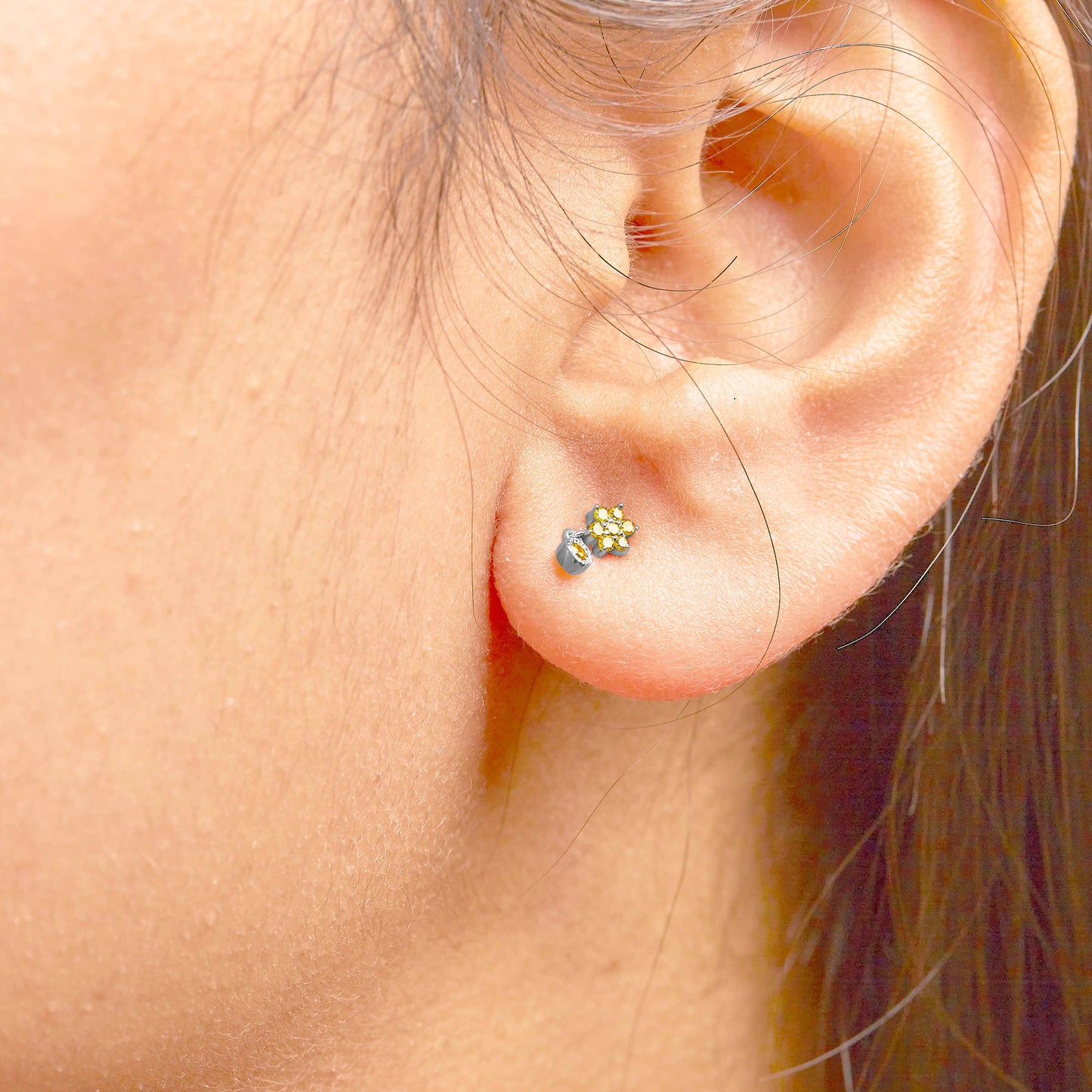 Ohrringe aus Sterlingsilber mit gelbem Diamant im Tropfendesign, 1/10 Karat Gesamtgewicht.