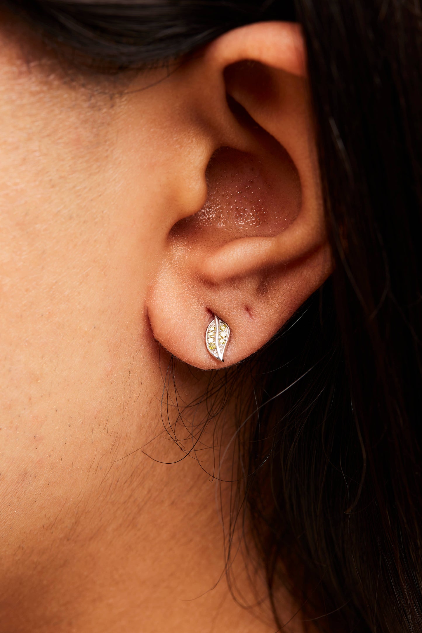 Ohrstecker aus Sterlingsilber mit gelbem Diamantakzent in Blattform