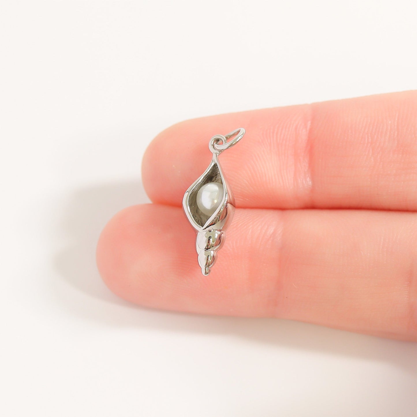 18K Gold PVD Stainless Steel Conch Shell with Pearl Charm / PDL0193