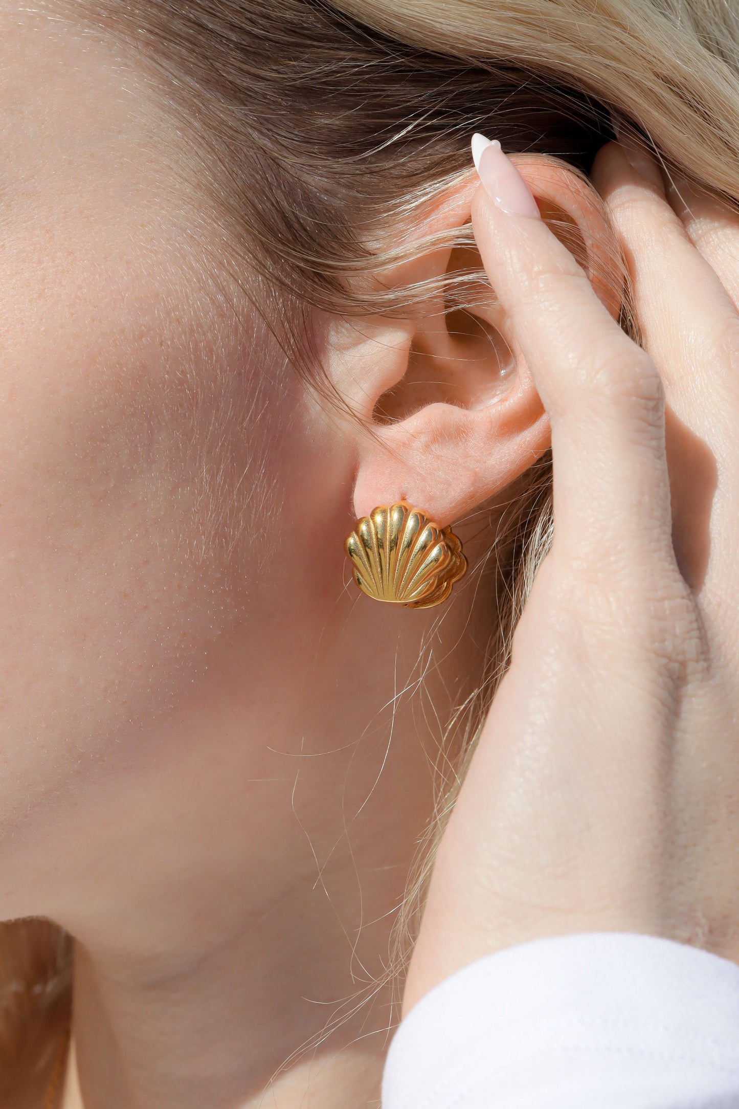 18K Gold PVD Stainless Steel Shell Huggies Earrings / ERJ0066