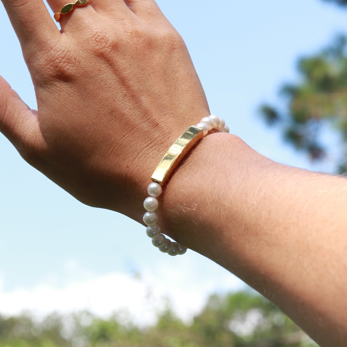 18K Gold PVD Stainless Steel Pearl Engravable Stretch Curved Bar Bracelet / SBB0321