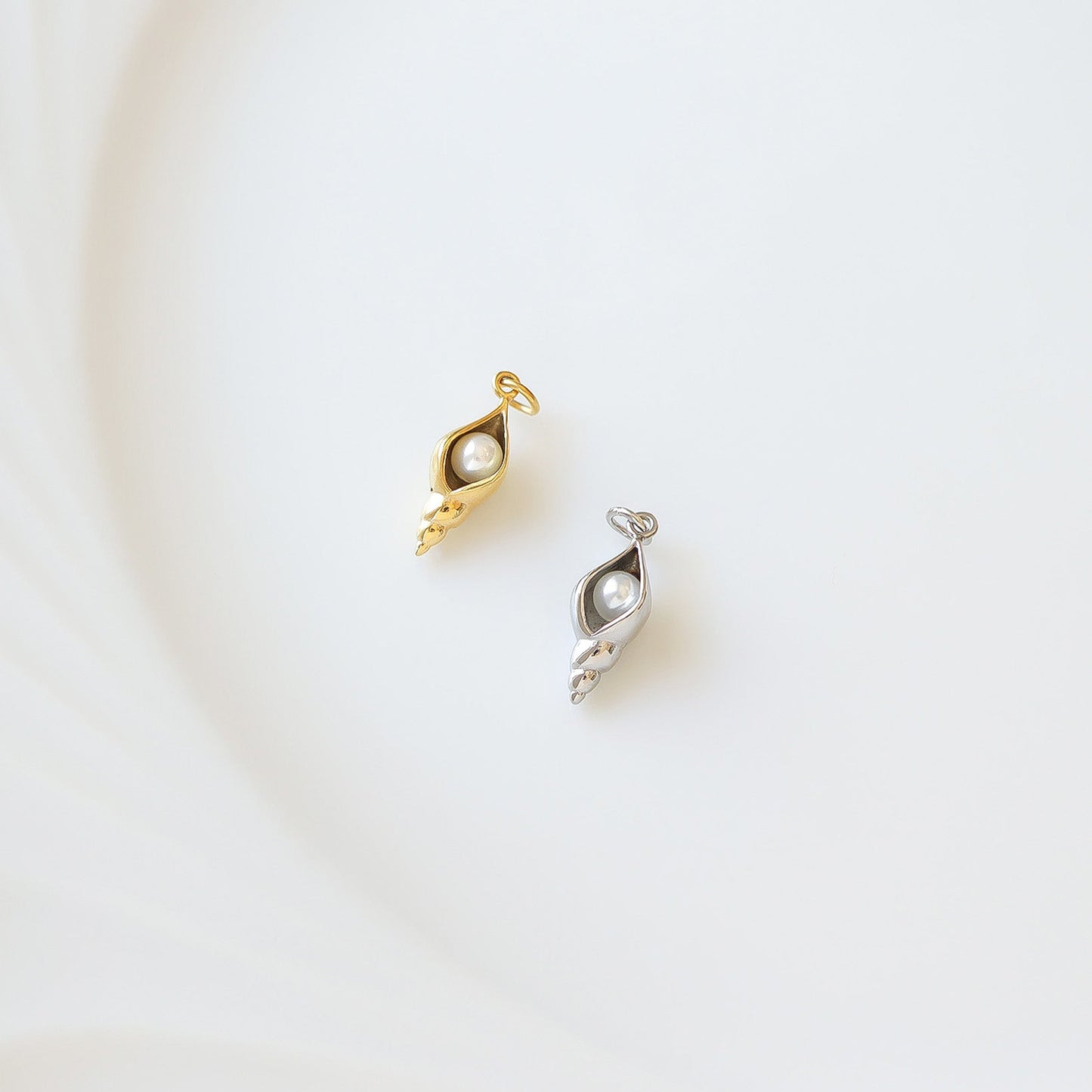 18K Gold PVD Stainless Steel Conch Shell with Pearl Charm / PDL0193